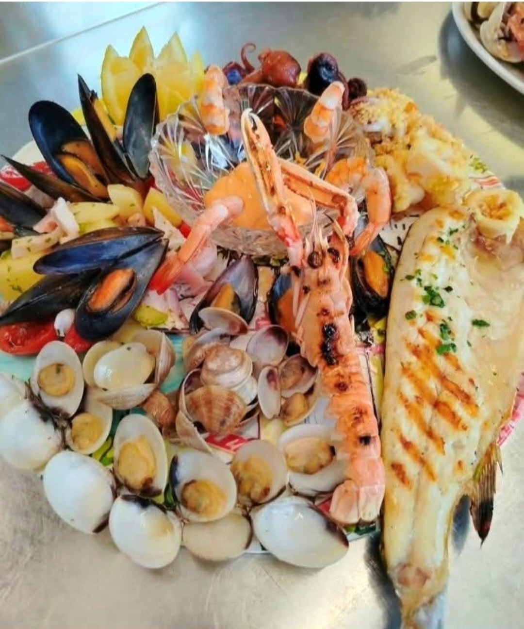 Gran Piatto di Mare appena impiattato nella cucina della trattoria Mery Rose
