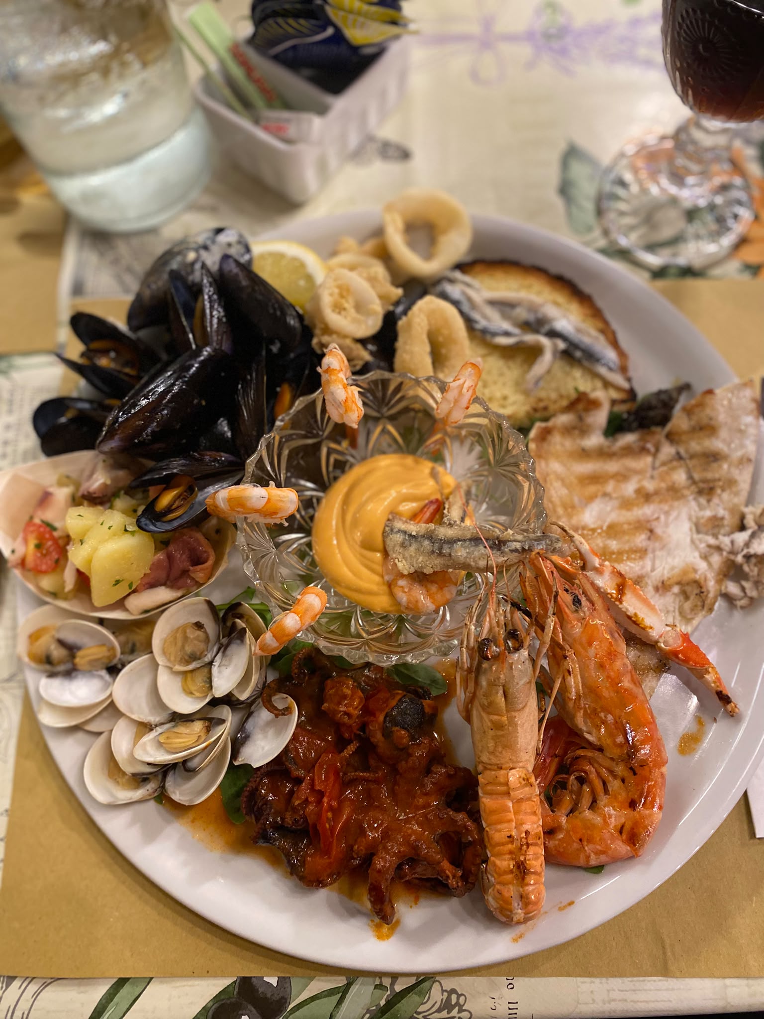 Sontuoso Gran Piatto di Pesce reale servito al tavolo nella trattoria Mery Rose a Limana